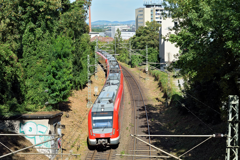 430 534 und Zug der Baureihe 430 bei km 4,4 (August 2022)