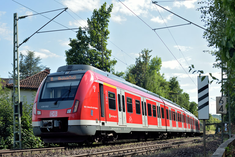430 552 und Zug der Baureihe 430 bei km 6,4 (August 2022)