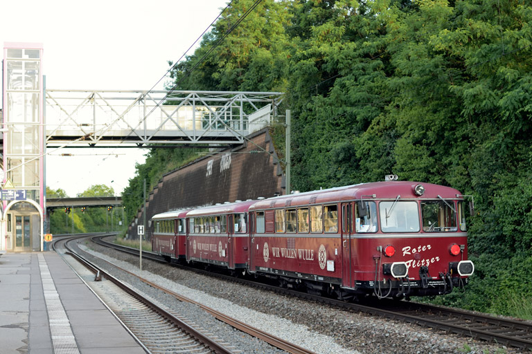 998 417, 998 417 und 798 469 als DPE-G 31358 bei km 14,2 (Juni 2022)