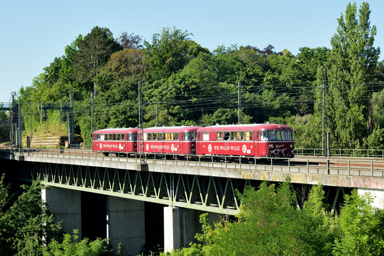 798 469, 998 417 und 998 417 als DPE-G 31938 bei km 14,6 (Juni 2022)