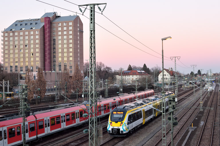 8442 100 als RE 17660 bei km 15,8 (Januar 2022)