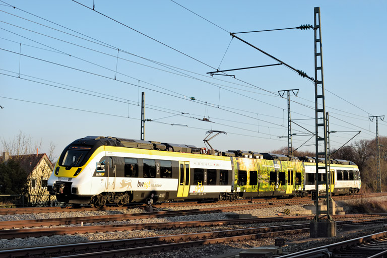 8442 100 als RE 17660 bei km 17,0 (M&auml;rz 2022)