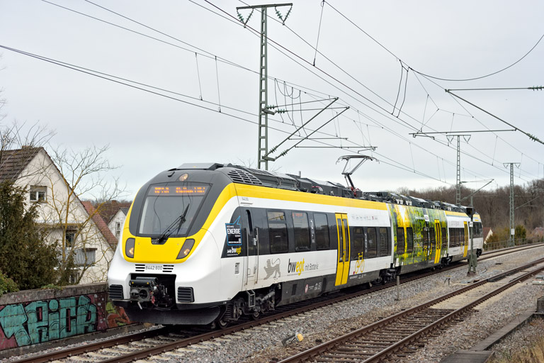 8442 100 als RE 17660 bei km 16,8 (Februar 2022)