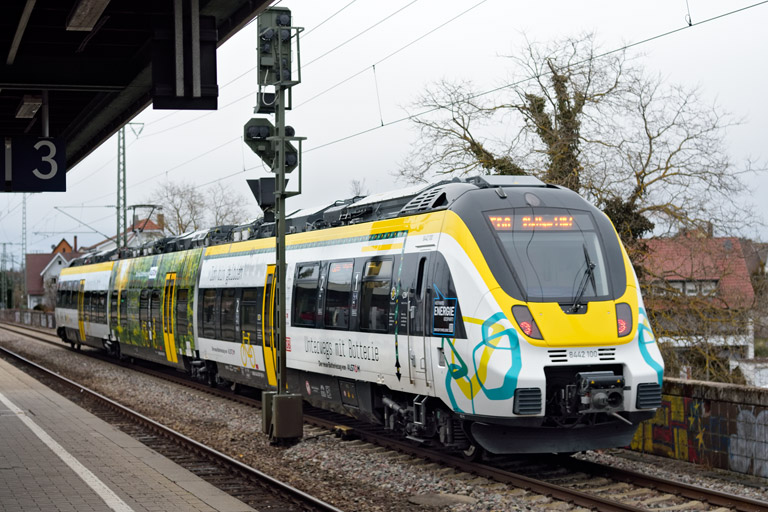8442 100 als RE 17660 bei km 16,8 (Februar 2022)
