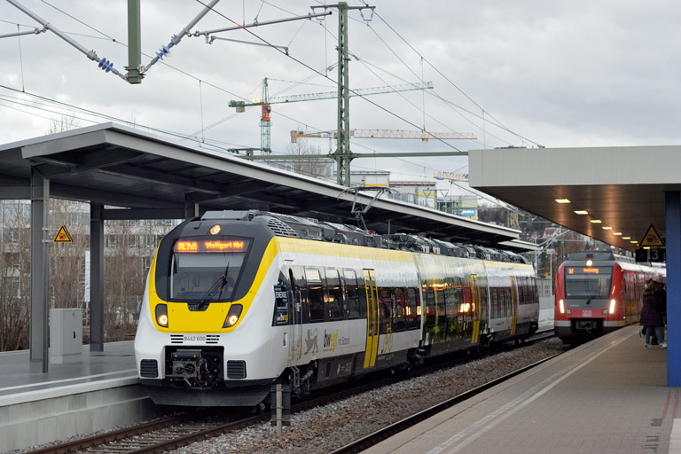 8442 100 als RE 17660 bei km 15,6 (Februar 2022)