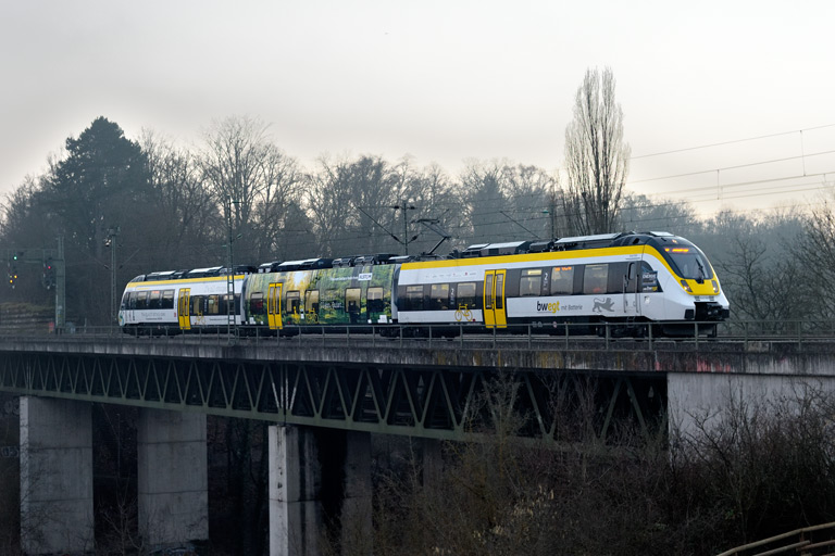 8442 100 als RE 17660 bei km 14,6 (Januar 2022)