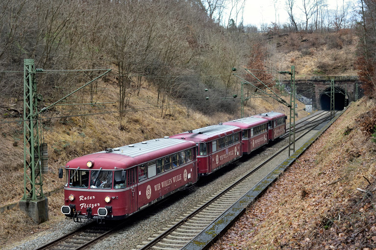 998 554, 798 081, 998 417 und 798 469 als DPE 87642 bei km 18,0 (Dezember 2022)
