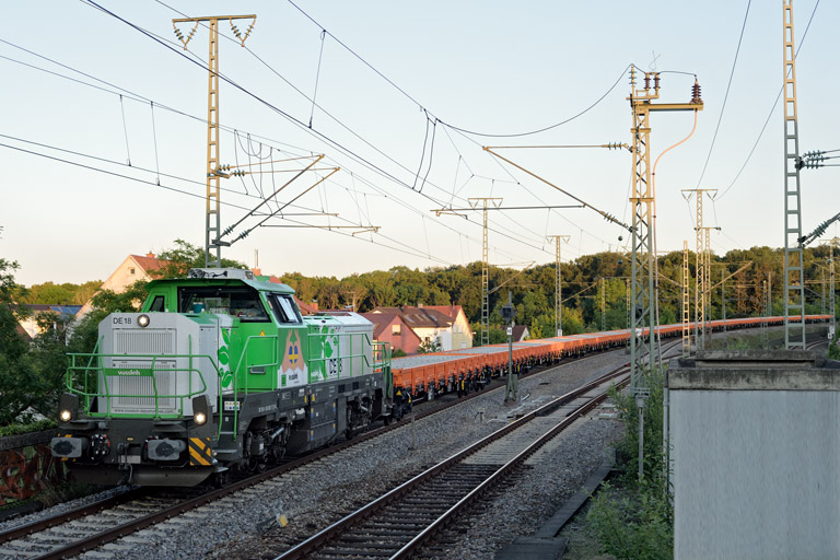 4185 002 (Vossloh DE18) mit DGV 55986 bei km 16,8 (Mai 2022)
