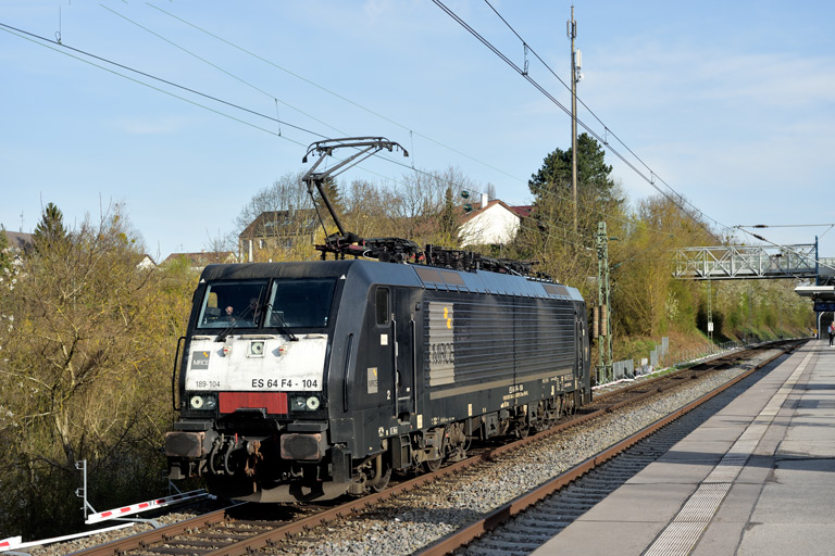 ES 64 F4-104 als Tfzf 99483 bei km 14,2 (April 2022)