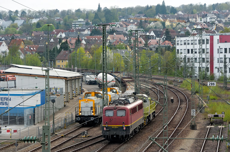 140 070 und 275 817 bei km 16,0 (April 2022)