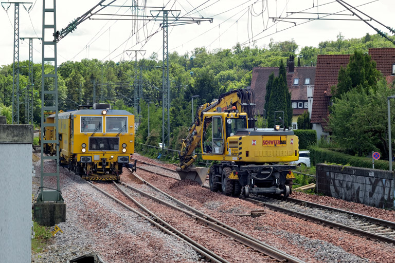 Gleisstopfmaschine bei km 16,8 (Juni 2022)