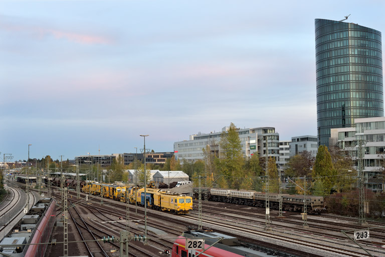 Stopf- und Planiermaschinenzug bei km 15,8 (Oktober 2022)