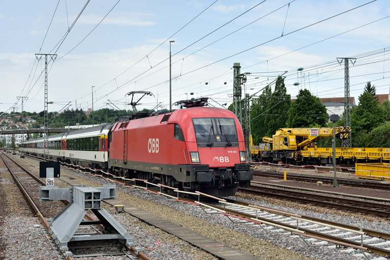 &Ouml;BB 1016 003 mit IC 282 bei km 15,8 (Juni 2022)