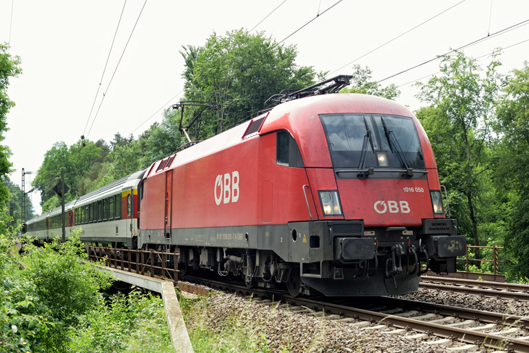 &Ouml;BB 1016 050 mit IC 188 bei km 18,4 (Juni 2022)
