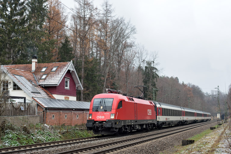 &Ouml;BB 1116 105 mit IC 189 bei km 18,2 (Dezember 2022)