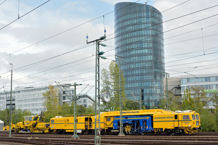 Stopf- und Planiermaschinenzug bei km 15,8 (Oktober 2022)