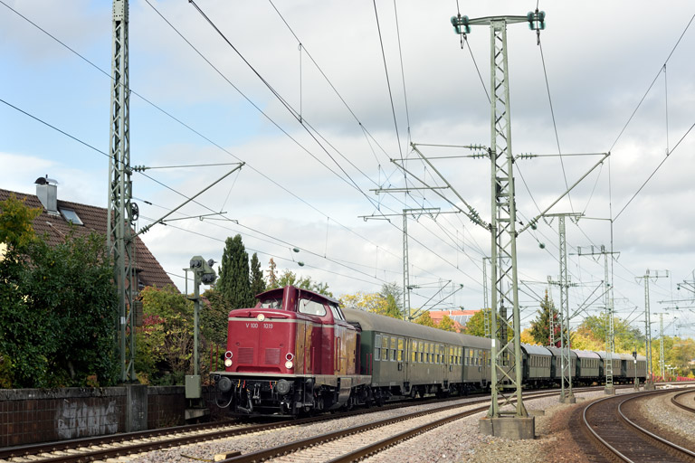 V100 1019 bei km 16,6 (Oktober 2022)