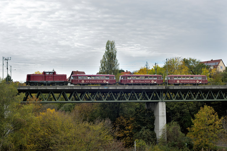 V100 1019, 998 417, 798 469 und 998 554 mit DPE 31365 bei km 14,6 (Oktober 2022)