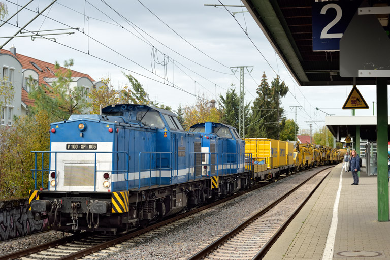 V 100-SP-005 (ex-DB 202 744) und V 100-SP-006 (ex-DB 202 340) bei km 16,8 (Oktober 2022)