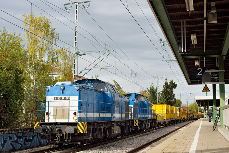 V 100-SP-005 (ex-DB 202 744) und V 100-SP-006 (ex-DB 202 340) bei km 16,8 (Oktober 2022)