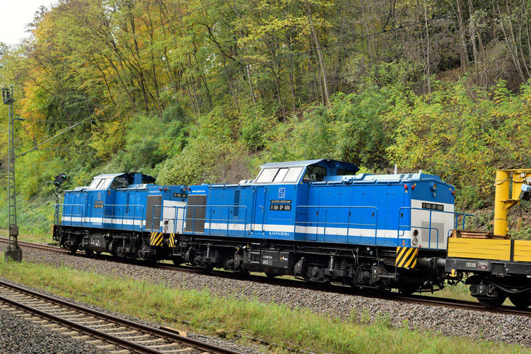 V 100-SP-005 (ex-DB 202 744) und V 100-SP-006 (ex-DB 202 340) bei km 17,4 (Oktober 2022)