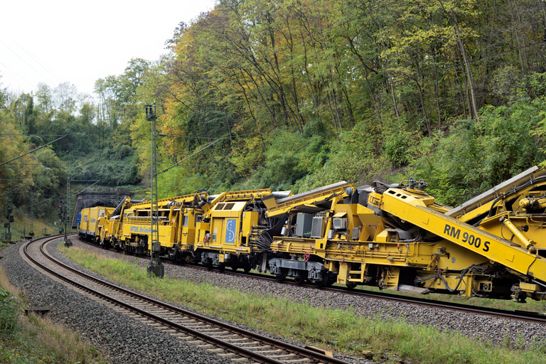 Gleisumbauzug der Fa. Spitzke bei km 17,4 (Oktober 2022)