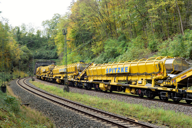 Gleisumbauzug der Fa. Spitzke bei km 17,4 (Oktober 2022)