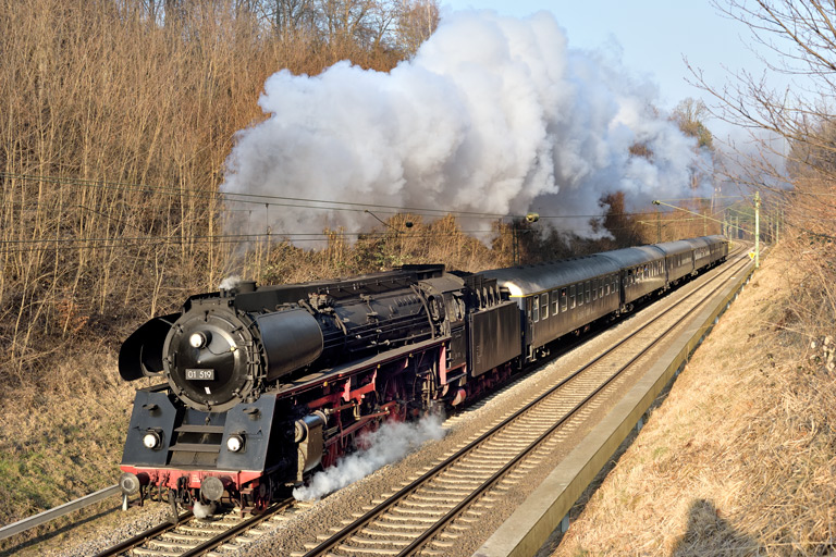 01 519 mit DPE 52298 bei km 19,0 (M&auml;rz 2023)