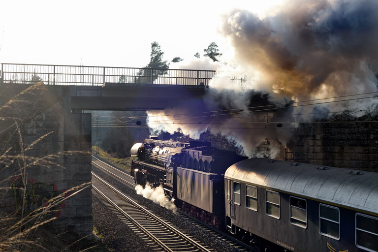 01 519 mit DPE 52298 bei km 19,0 (M&auml;rz 2023)