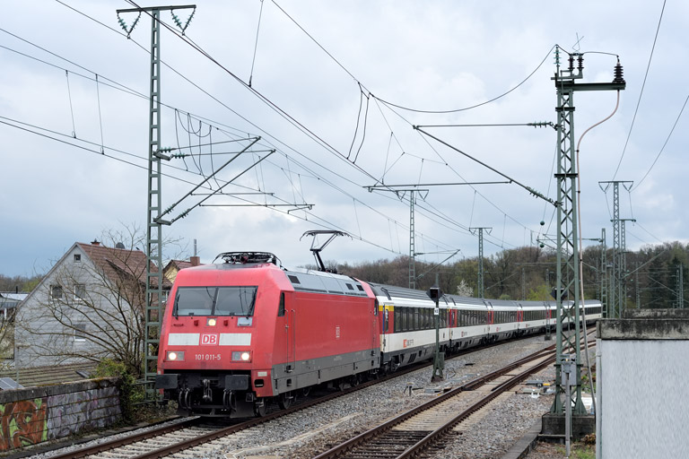 101 011 mit IC 184 bei km 16,8 (April 2023)
