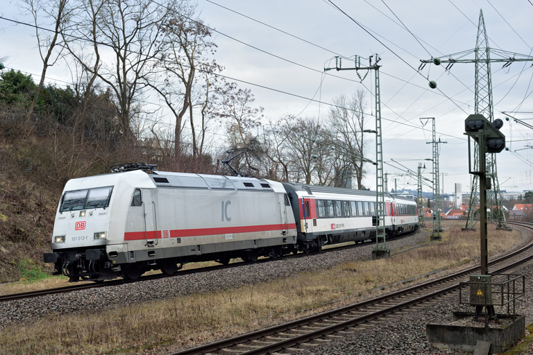 101 013 mit IC 185 bei km 17,4 (Februar 2023)