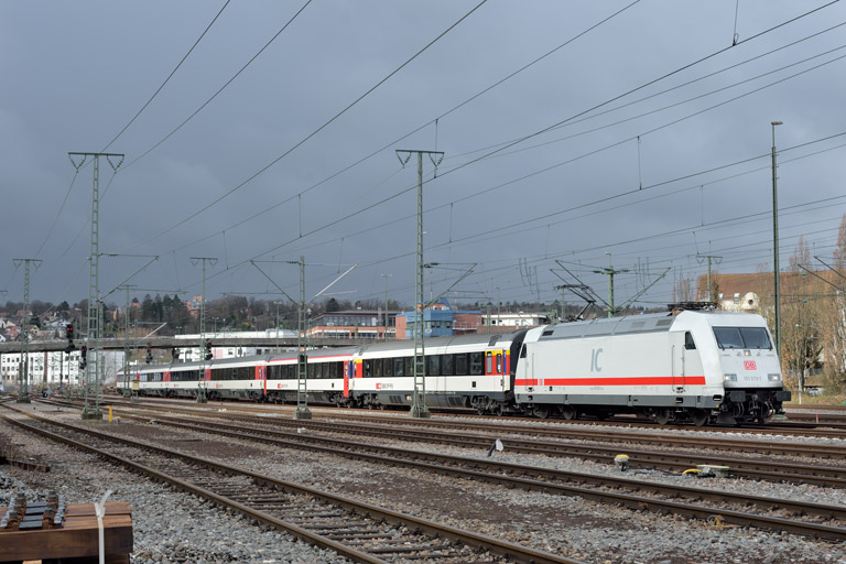 101 013 mit IC 284 bei km 15,6 (M&auml;rz 2023)