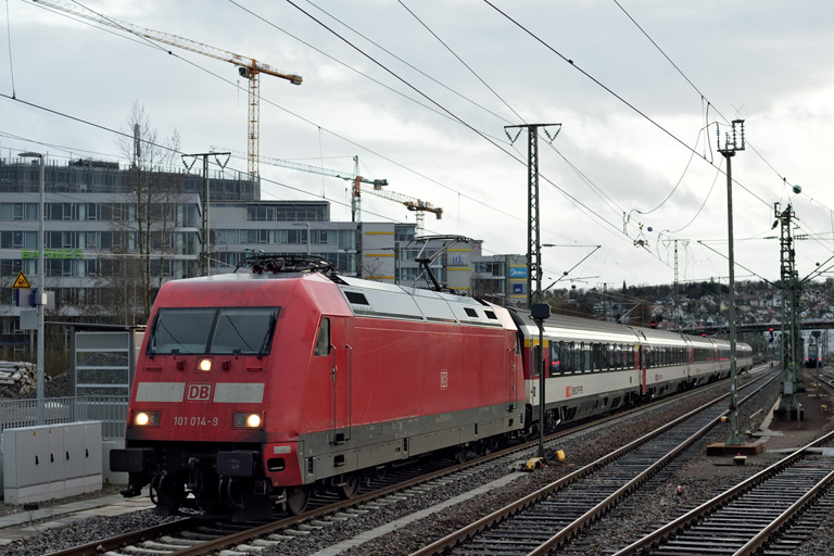 101 014 mit IC 184 bei km 15,6 (M&auml;rz 2023)