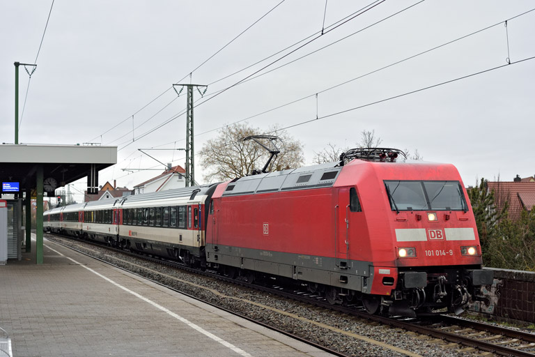 101 014 mit IC 185 bei km 16,8 (Februar 2023)