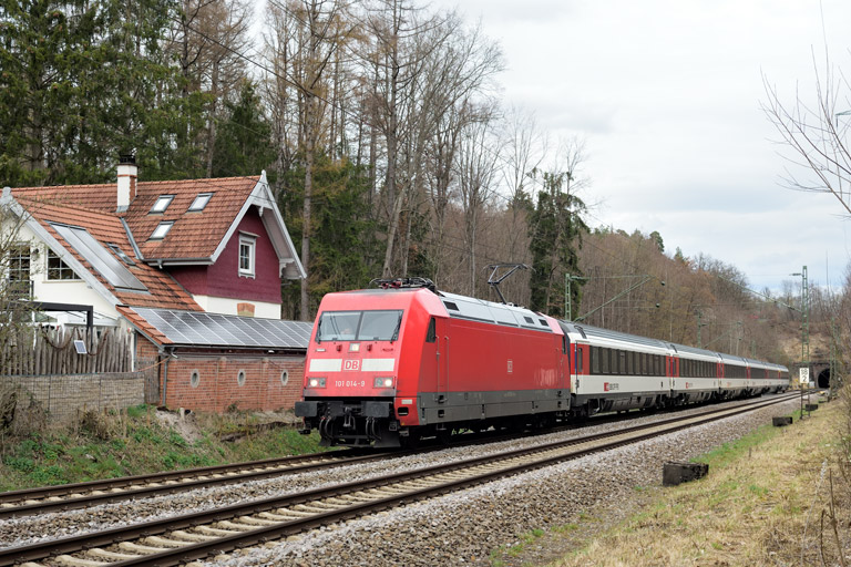 101 014 mit IC 189 bei km 18,2 (M&auml;rz 2023)