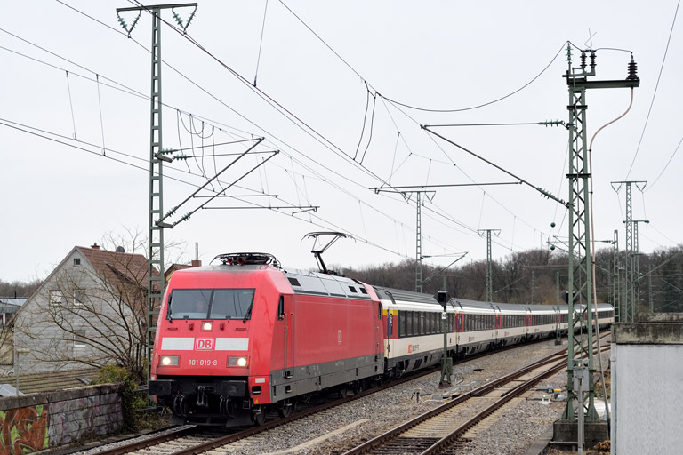 101 019 mit IC 184 bei km 16,8 (April 2023)