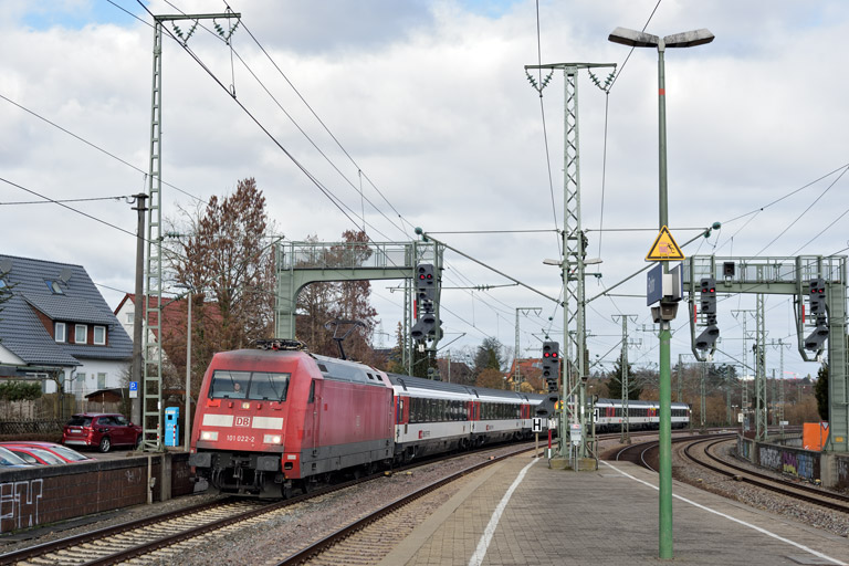 101 022 mit IC 185 bei km 16,6 (Februar 2023)