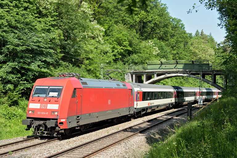 101 024 mit IC 185 bei km 11,6 (Juni 2023)