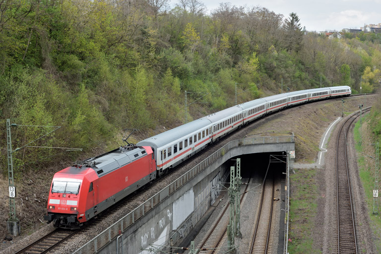 101 024 mit IC 2927 bei km 13,8 (April 2023)