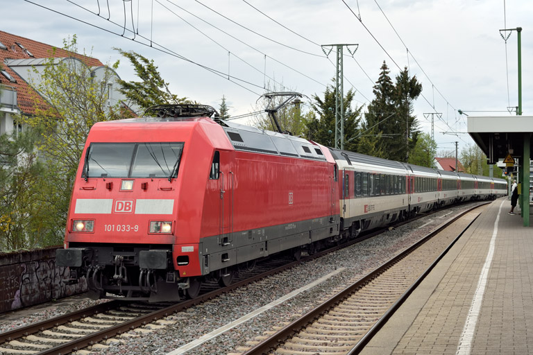 101 033 mit IC 189 bei km 16,8 (April 2023)