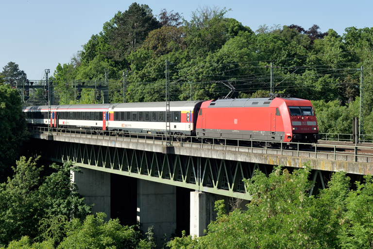 101 033 mit IC 284 bei km 14,6 (Juni 2023)