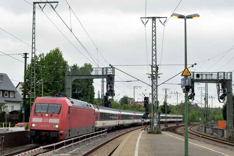 101 037 mit IC 185 bei km 16,6 (Mai 2023)