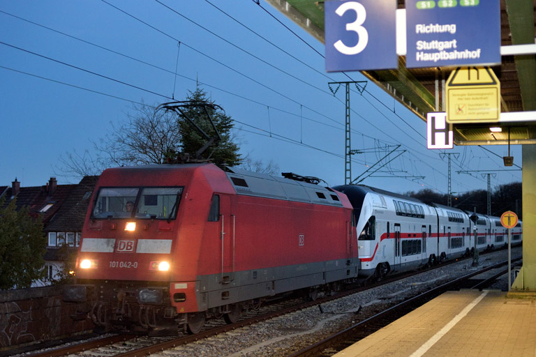 101 042 und 4010 102 bei km 16,8 (Februar 2023)