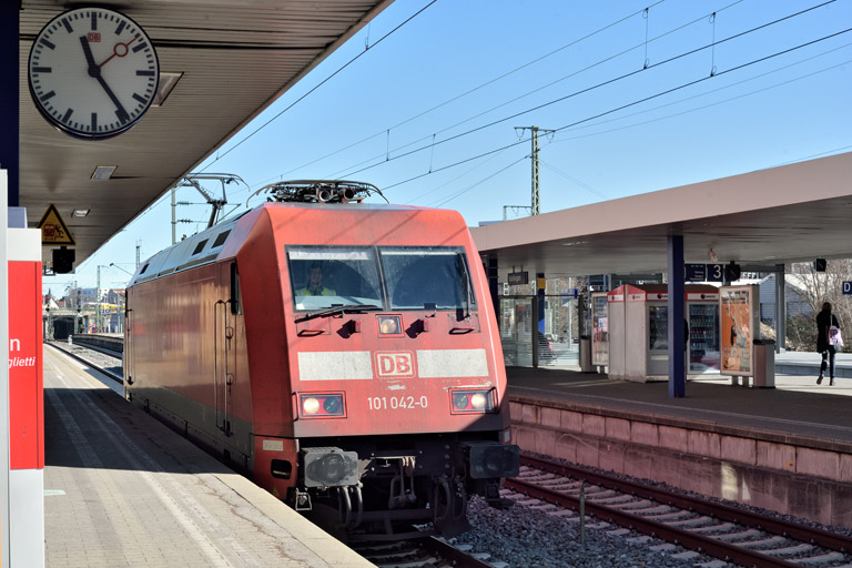 101 042 bei km 15,6 (Februar 2023)