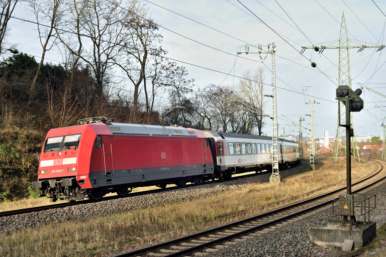 101 046 mit IC 189 bei km 17,4 (Januar 2023)