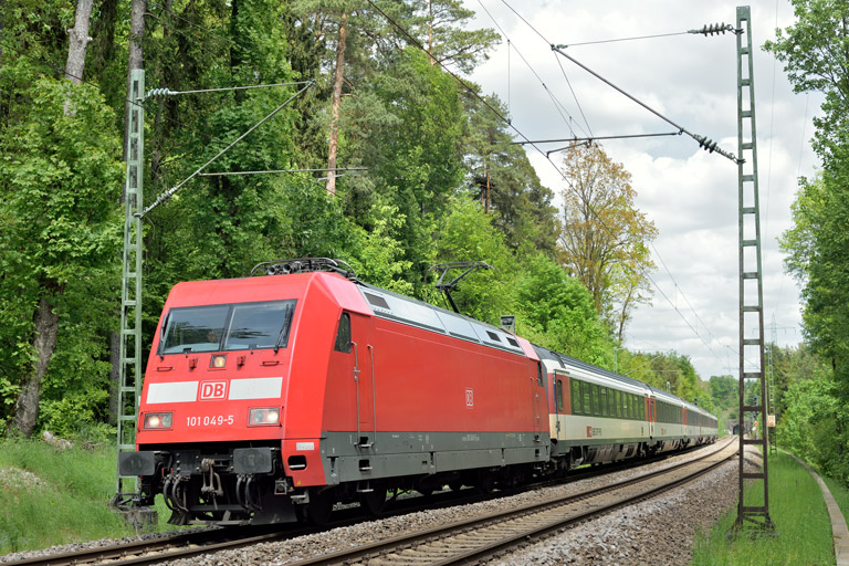 101 049 mit IC 189 bei km 18,6 (Mai 2023)