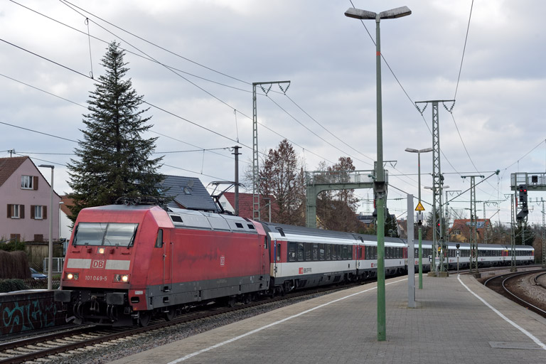 101 049 mit IC 189 bei km 16,8 (Februar 2023