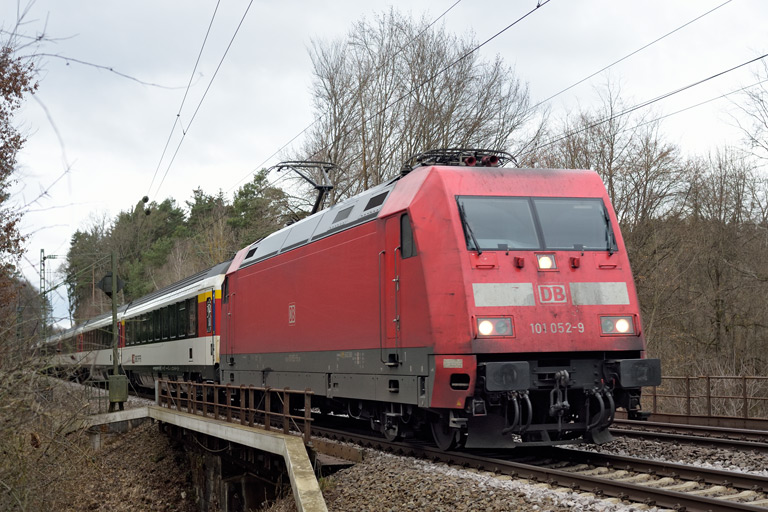 101 052 mit IC 284 bei km 18,4 (Februar 2023)
