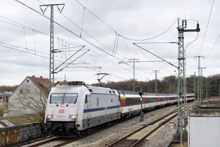 101 057 mit IC 280 bei km 16,8 (Februar 2023