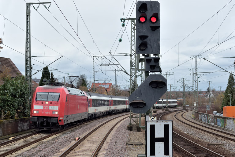 101 059 mit IC 189 bei km 16,6 (Januar 2023)